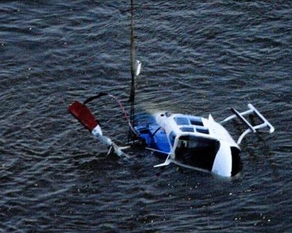 Helicopter recovery following a crash into water. Source: New York daily news